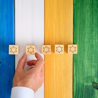 man-placing-five-wooden-cubes-with-stars-on-them-o-4DSS94P-min man-placing-five-wooden-cubes-with-stars-on-them-o-4DSS94P-min